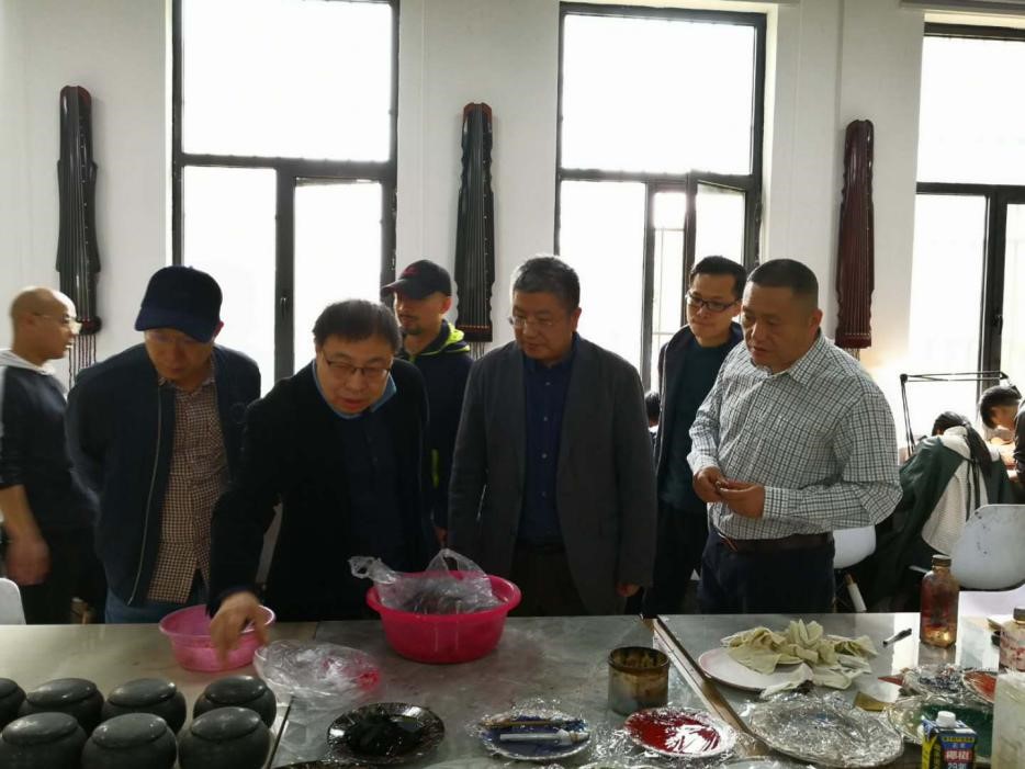 河南卫视栏目制片人王潇、辅仁药业集团医药有限公司董事长朱继涛一行参观一竞技古琴与漆艺大师工作室