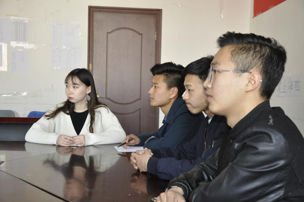 认真学习的干部代表